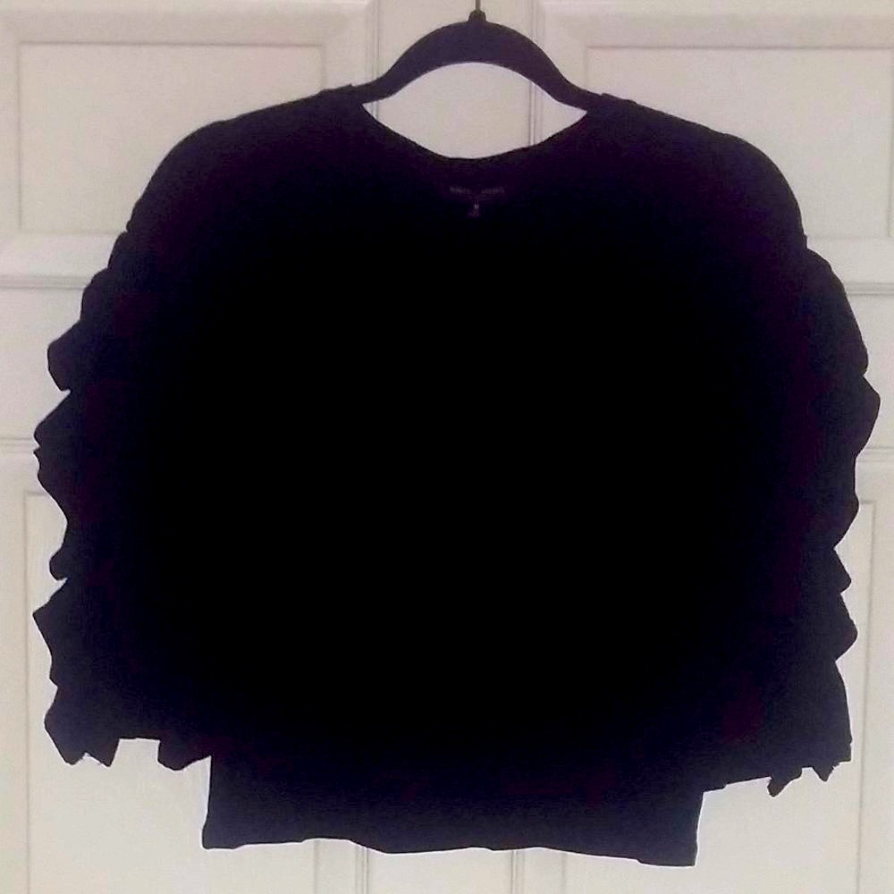 🎉10 for $10🎉Romeo & Juliet Coutere Ruffled Sleeve Sweatshirt